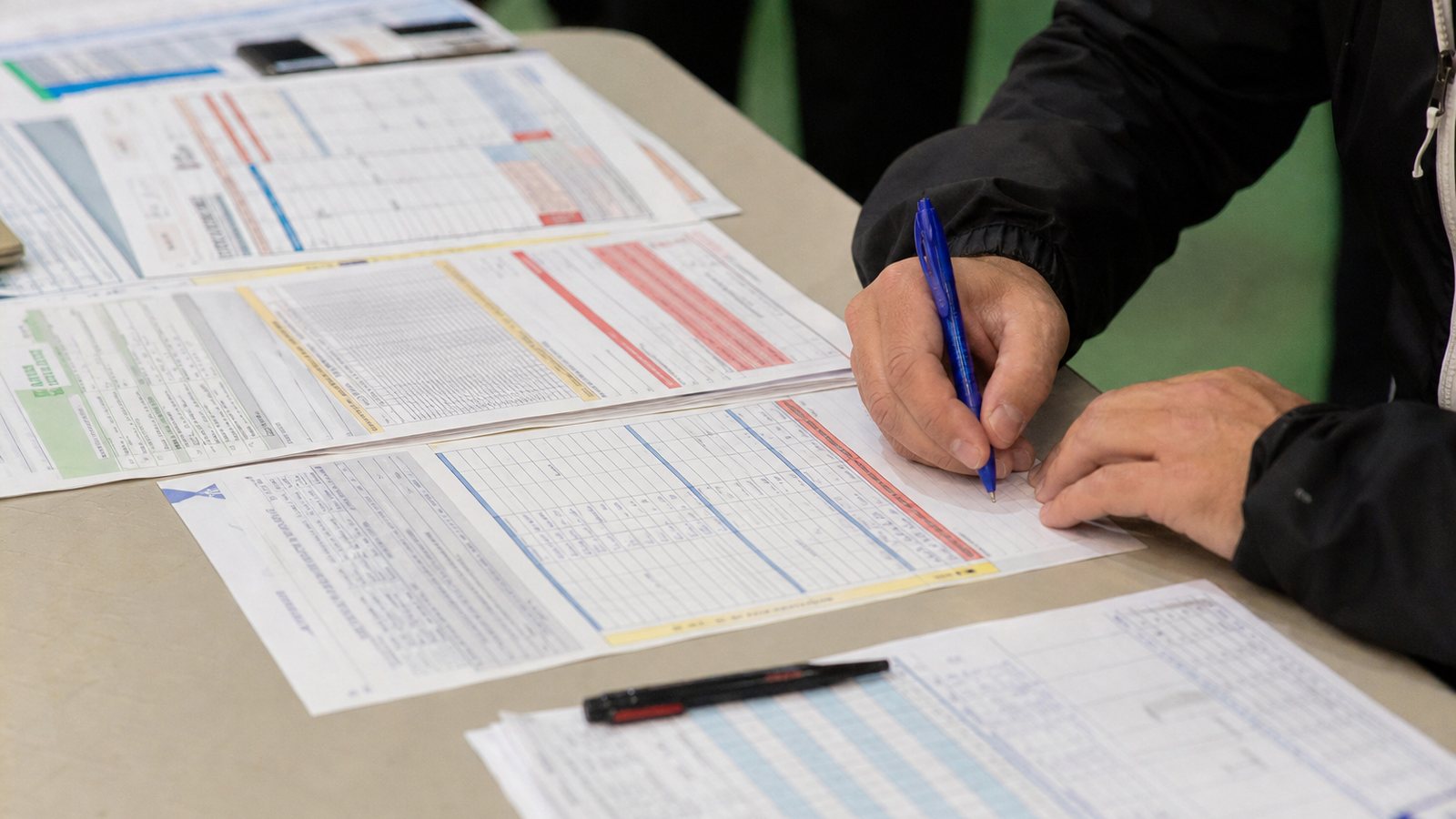 Dirigeant de club vérifiant la validité des licences des joueurs