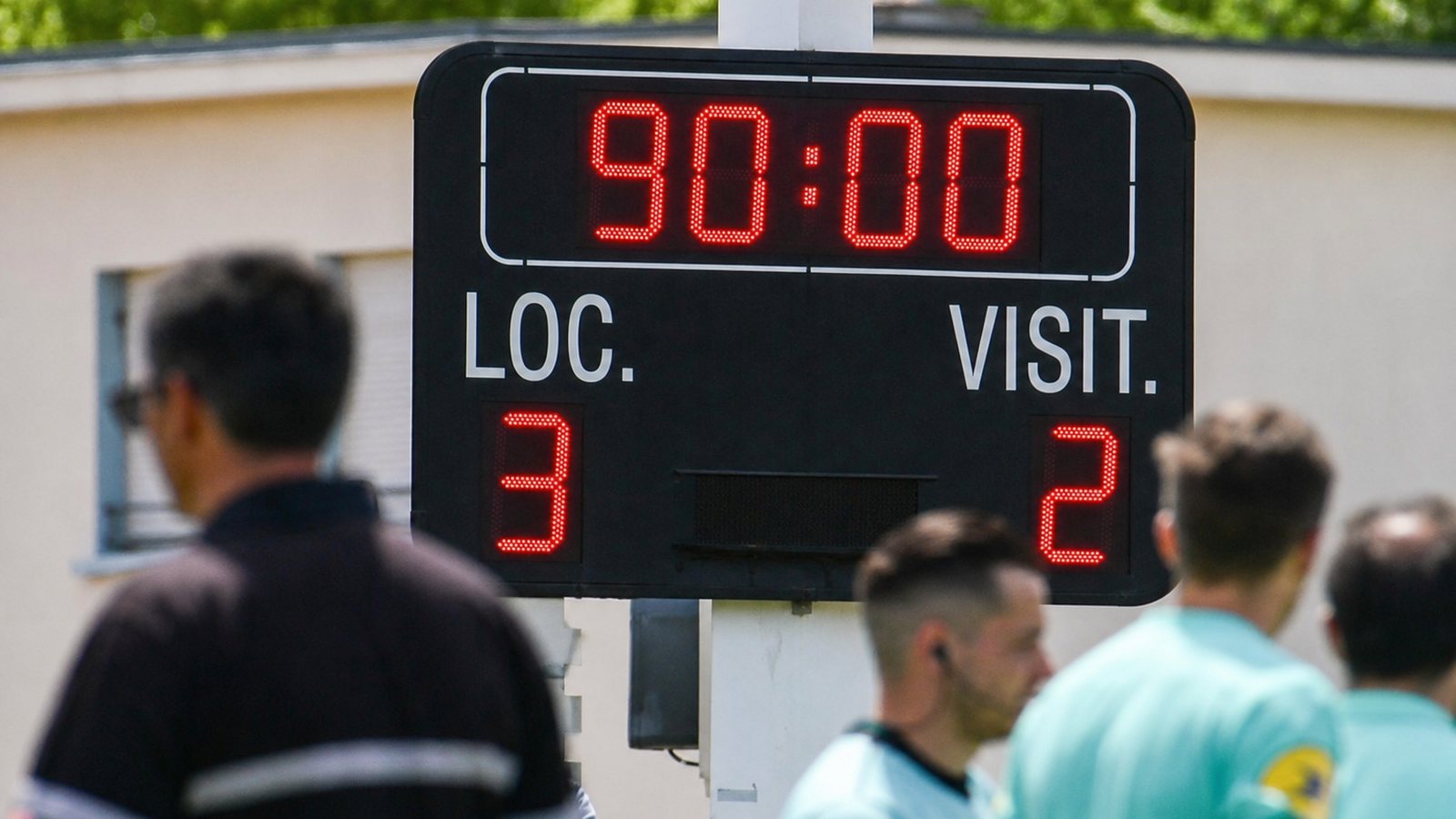 Arbitre notant le score et les cartons sur la feuille après la rencontre